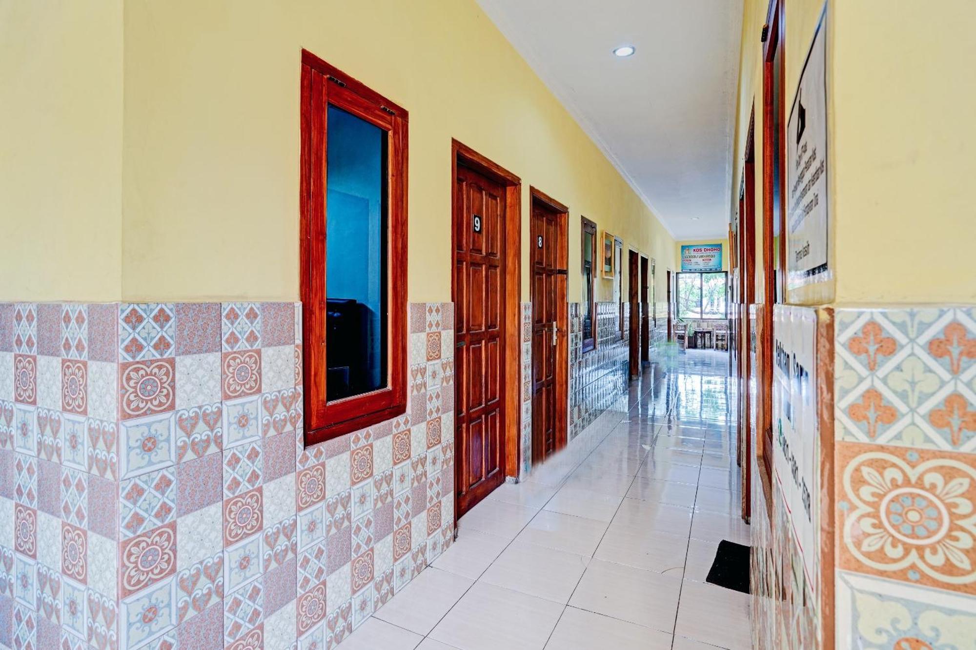 Oyo 90234 Dhoho Family Guest House Kediri  Exterior photo